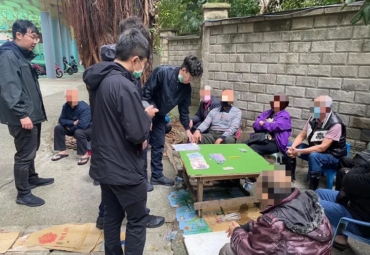 吳男選定公園視線良好處聚賭防警方上門。三重警分局提供