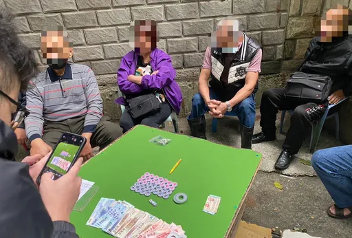 6長者公園聚賭見警上門竟不跑 原來是怕腳麻跌倒腰閃到