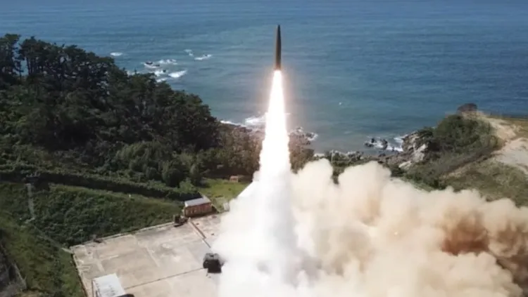 南韓即將試射的「玄武-5」重型飛彈，彈頭重達8噸以上。圖為「玄武-4」測試發射畫面。翻攝twitter/ADD