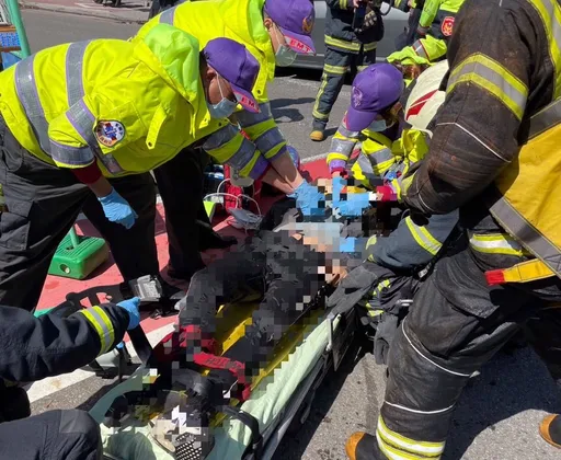 詭異!男騎車突墜馬路旁14公尺深立坑 警消搶救送醫不治