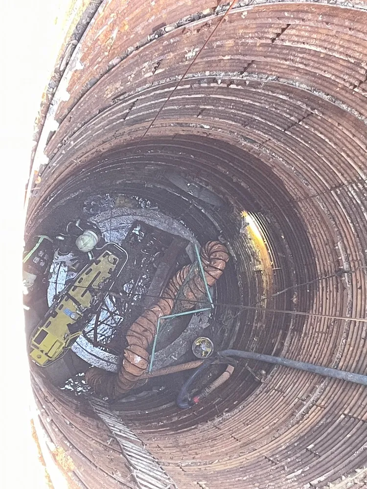 騎士墜落約14公尺的立坑。桃園市消防局提供