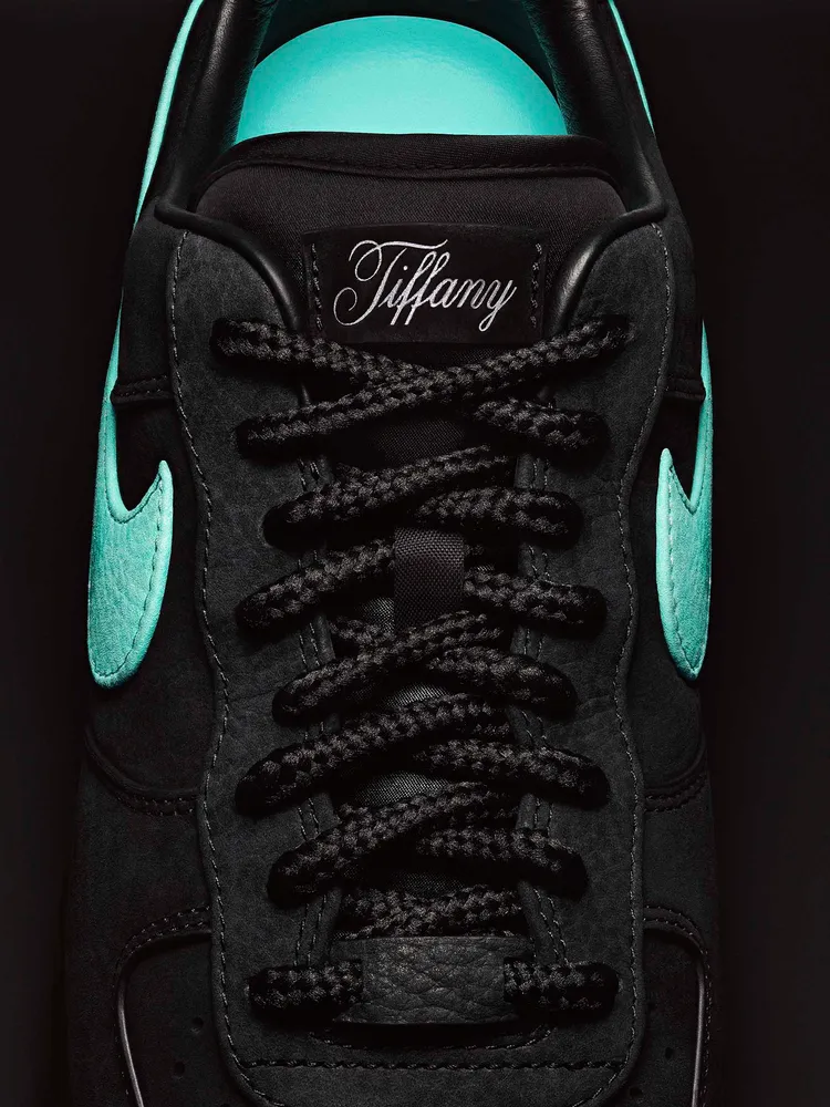 TIFFANY x NIKE Air Force 1 1837聯名鞋鞋面上標誌性的Swoosh logo和鞋墊，均染上了搶眼的Tiffany Blue。品牌提供