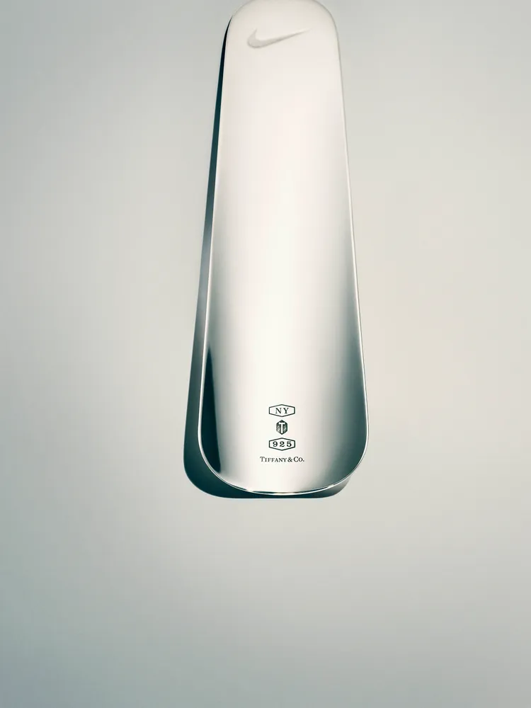 TIFFANY x NIKE限量版純銀鞋拔。品牌提供