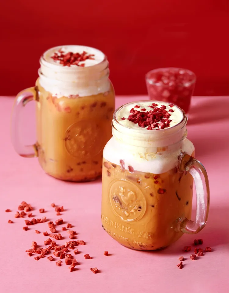 紅寶石草莓泰奶，售價149元。業者提供