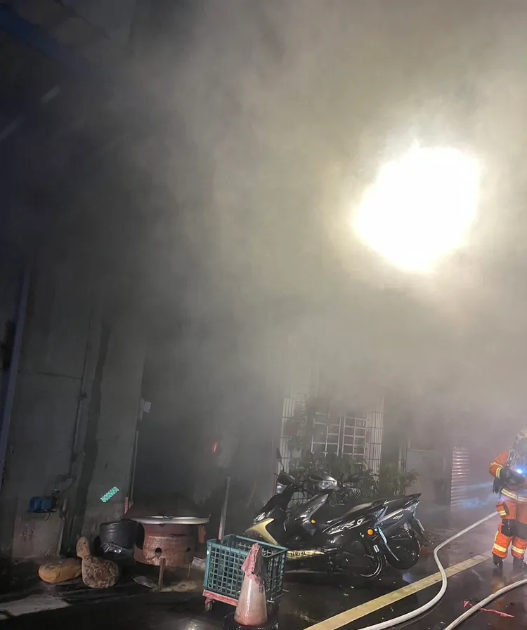 警消灌救。桃園市消防局提供