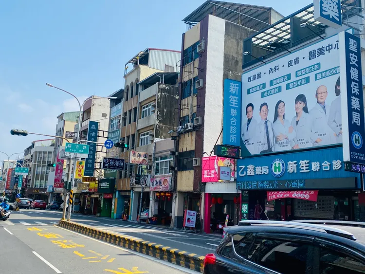 夫妻婚姻撕破臉，生意也拆夥，二診所同在健康路上，相距約500公尺。王志弘攝