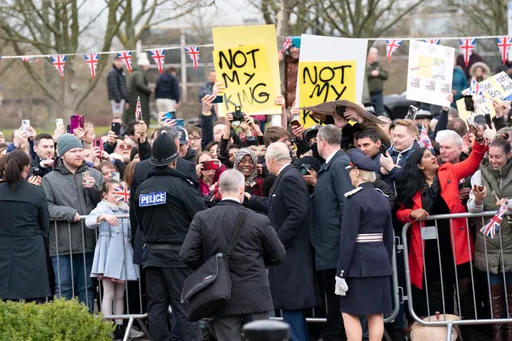 遭嗆「不是我的國王」　查理三世不看不聽不理