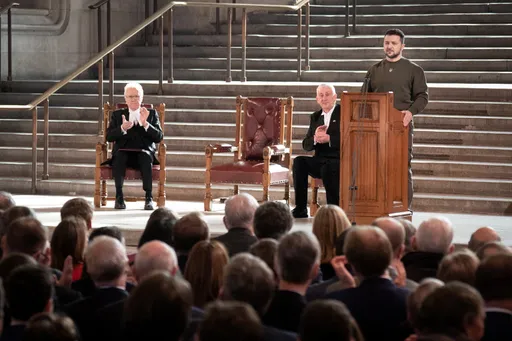 澤連斯基英國會演說稱「自由將勝利」 贈議長烏飛官頭盔