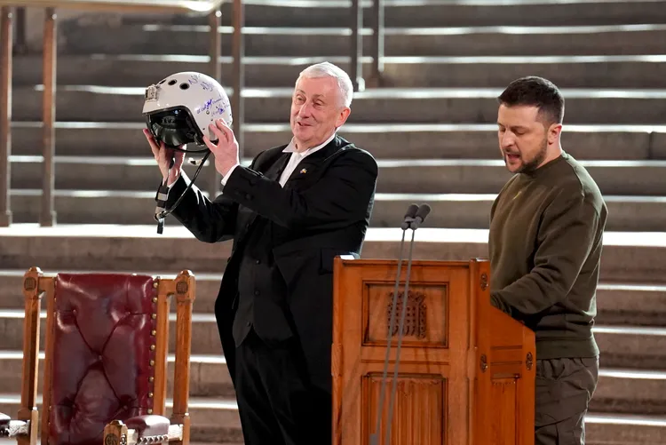 英國國會下議院議長霍伊爾獲澤連斯基親贈來自烏軍一流飛官的「自由頭盔」。路透社