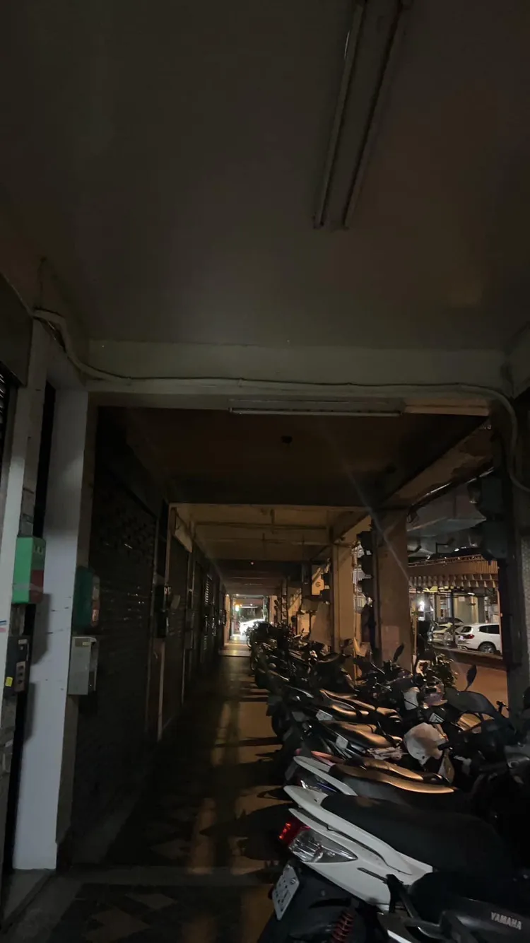 過去曾發生小女孩被拖進黑暗中上下其手，當地民眾才決定私裝燈。翻攝自護理好政-華江里長洪佳君臉書