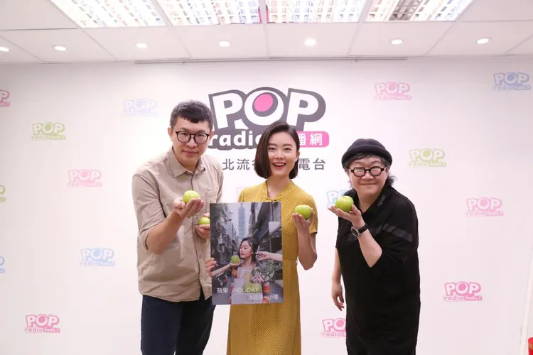 冼佩瑾（中）與編曲老師蔡侑良（左）作客POP Radio《幕前幕後偷偷看》節目，接受主持人toto訪問。POP Radio提供