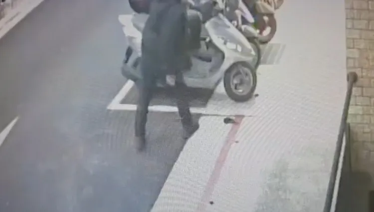 林男持鐵鎚對著停在停車格的機車一陣猛砸。翻攝畫面