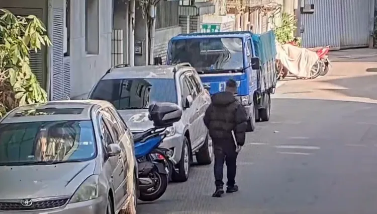 林男怒氣沖沖，手持鐵鎚外出。翻攝畫面