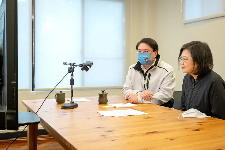 蔡英文聆聽搜救隊員在土耳其狀況。總統府提供