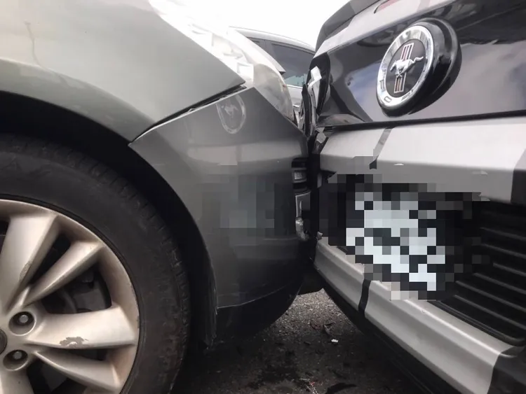 納智捷休旅車遭撞後，又往前追撞野馬轎車。翻攝畫面