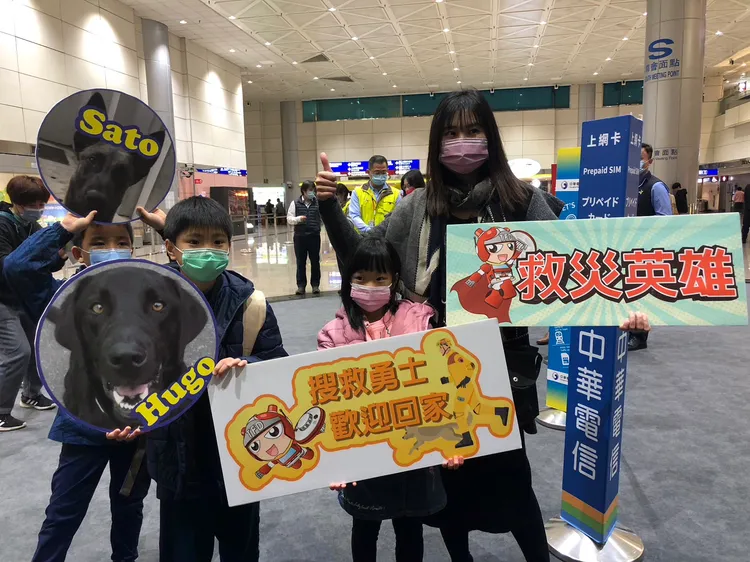 家屬製作標語歡迎英雄歸來。高鈞麟攝