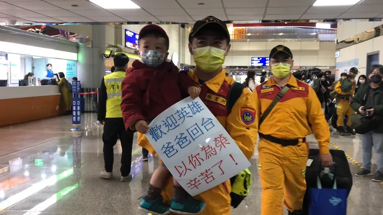 隊員抱著多日未見的兒子。高鈞麟攝