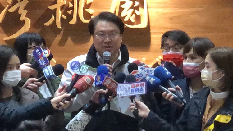 內政部長林右昌親自接機並感謝台灣搜救隊的驚人表現。高鈞麟攝