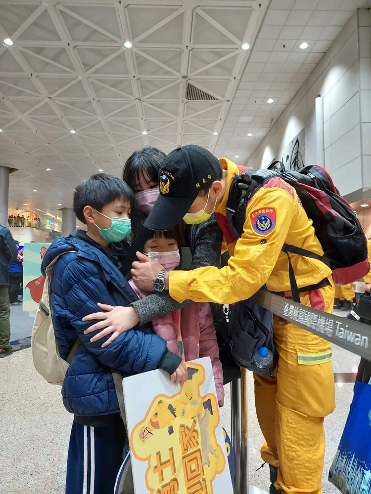 隊員家人深切擁抱。消防署提供