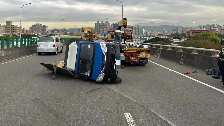 小貨車翻覆在台65車道上釀大塞車。板橋警分局提供