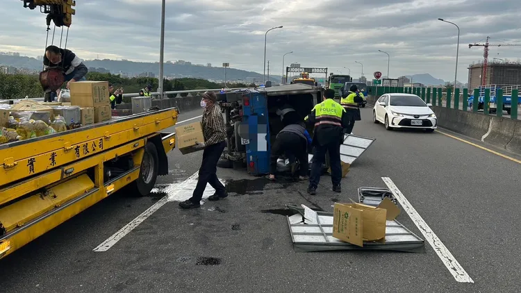 拖吊車到場將小貨車吊離。板橋警分局提供