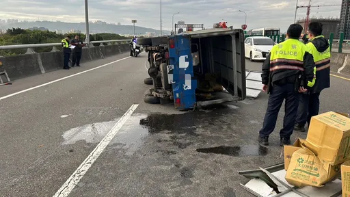 台65小貨車失控側翻釀大塞車 是後輪爆胎惹的禍
