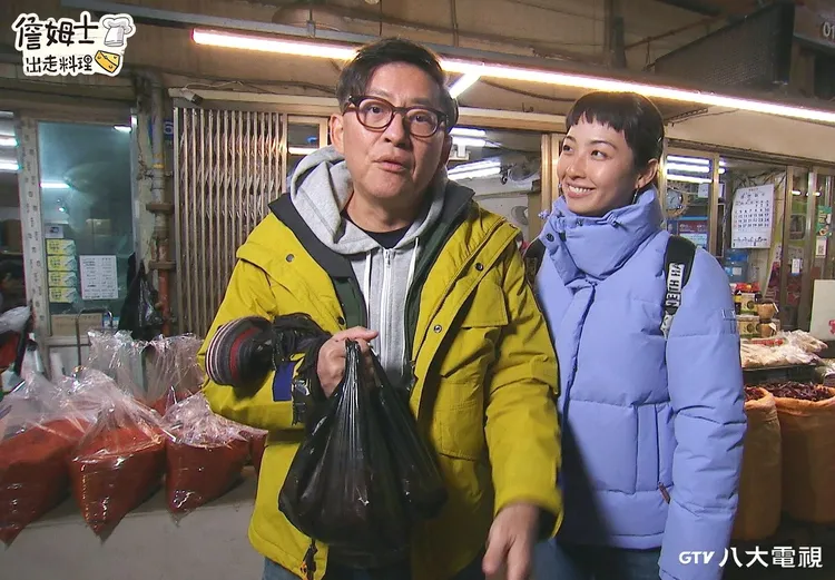 詹姆士大讚現磨的辣椒粉很香。八大提供