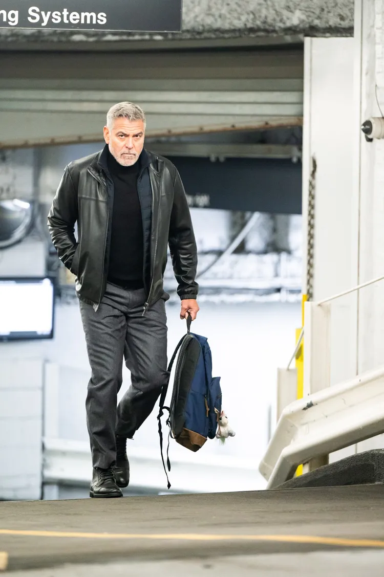 克魯尼雖然頭髮花白、臉上也有白鬍鬚，但看起來還是很迷人。達志