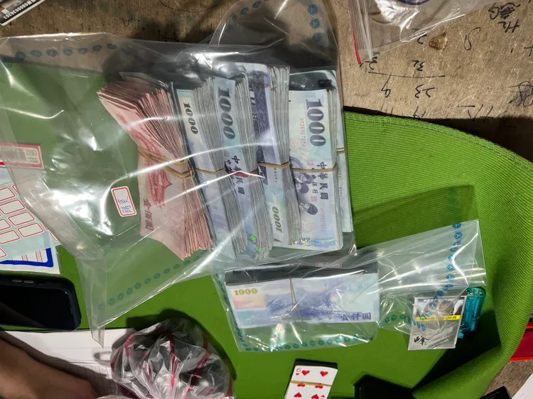 警方起出賭資及抽頭金。三峽警分局提供