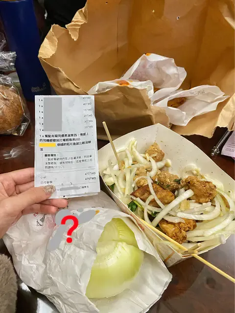 原po送來的餐點真的多了一顆洋蔥。翻攝Dcard論壇