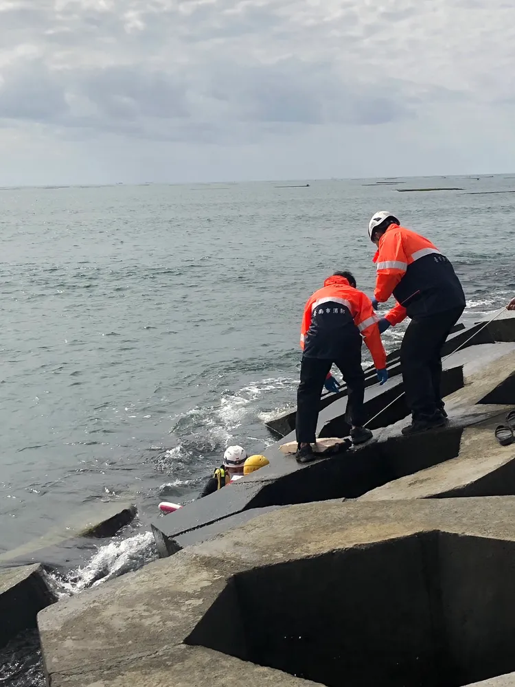 警消獲報搶救，順利將人拉上岸。讀者提供