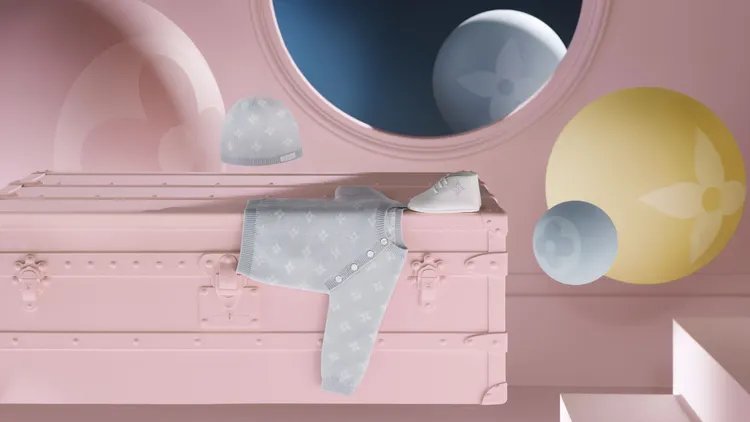 LV Baby系列主打Meli-Melo圖案，以看似隨意的方式重組Monogram圖案，經典小花則化作皮鞋的鏤空雕花細節，及以頂級喀什米爾羊毛織成3D針織圖案。品牌提供