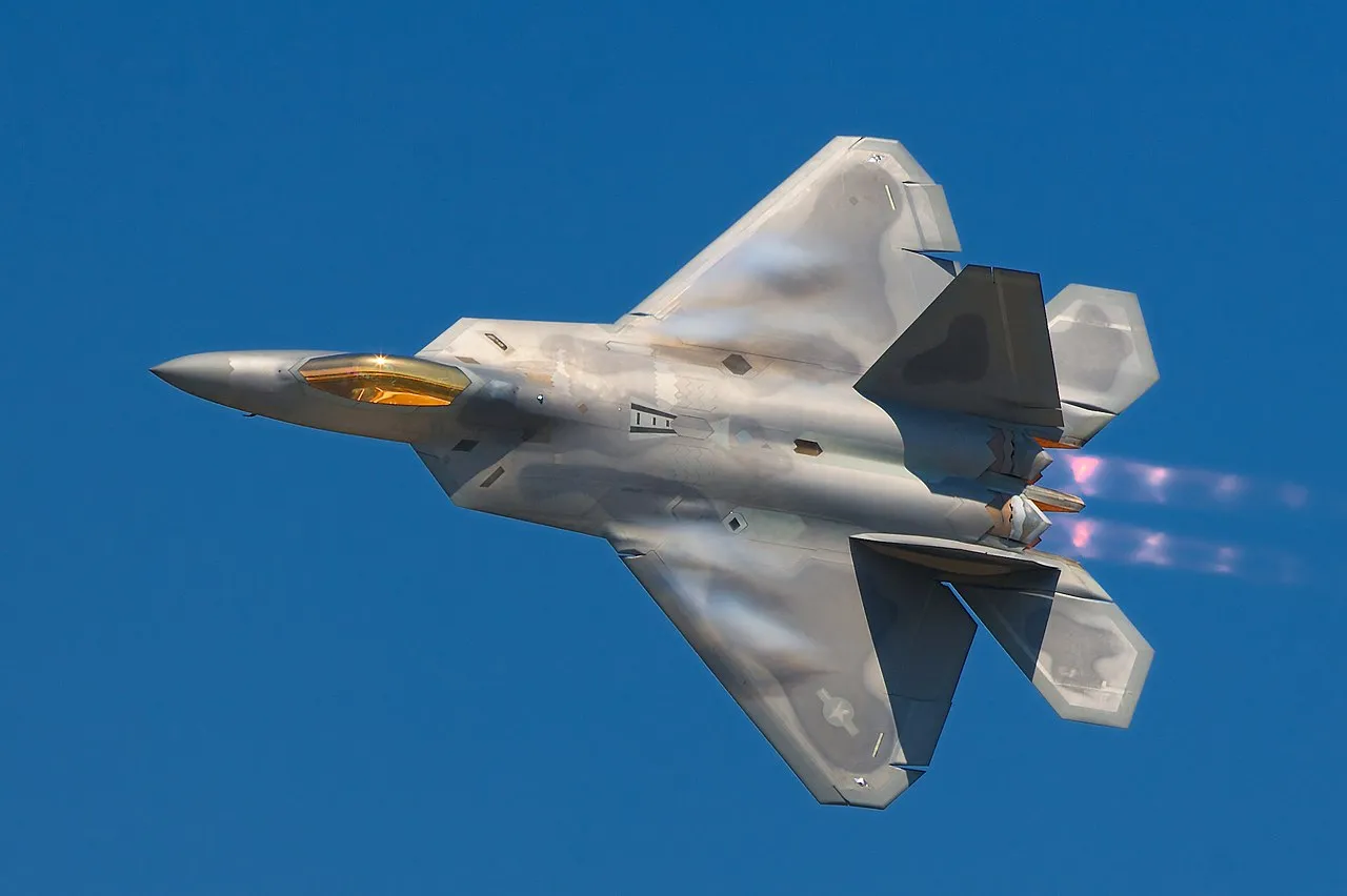 美軍派出最強的F-22戰機擊落中國間諜氣球。資料照片
