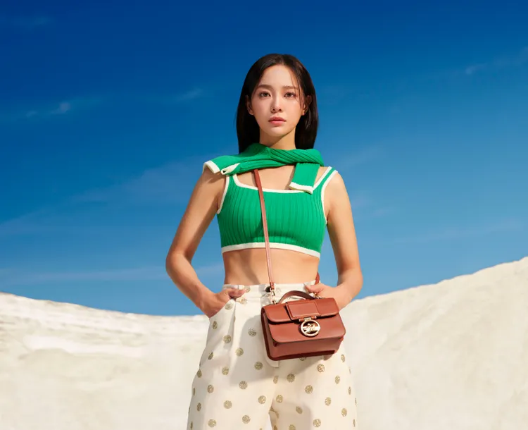 金世正憑藉其甜美親民的清新魅力，成為LONGCHAMP眼中形象大使的理想人選。品牌提供