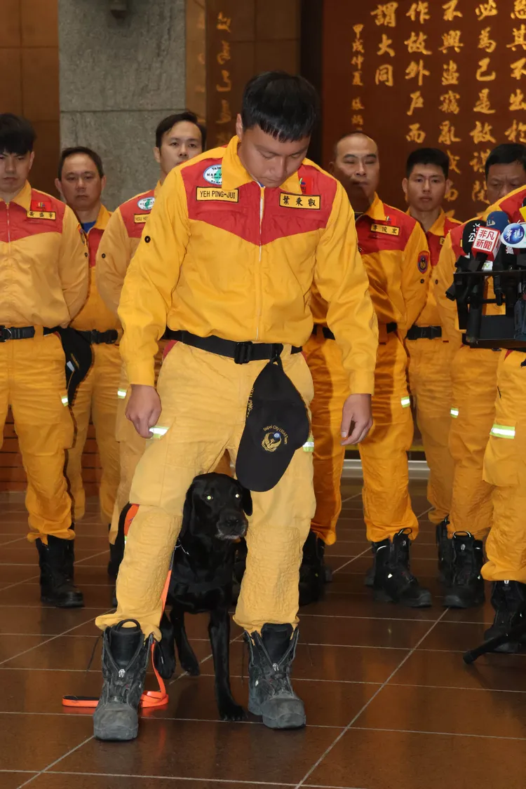 葉秉叡現場示範「跟著」、「臥」等指令。彭欣偉攝