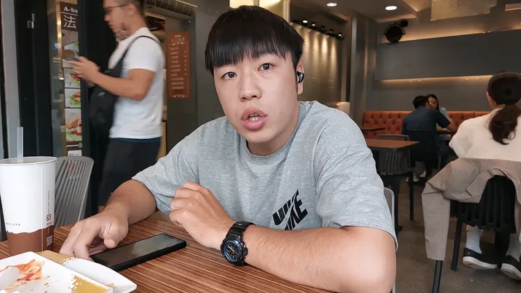 尤先生已經養成戴口罩的衛生習慣，所以會繼續戴著。凃建豐攝