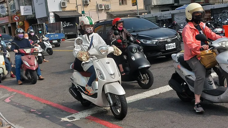 高雄新堀江商圈民眾都還是戴口罩。凃建豐攝