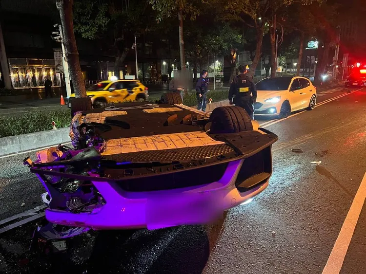 翻覆的保時提718 Cayman GT4 RS跑車，去年8月才在國內上市，官方售價720萬元。民眾提供