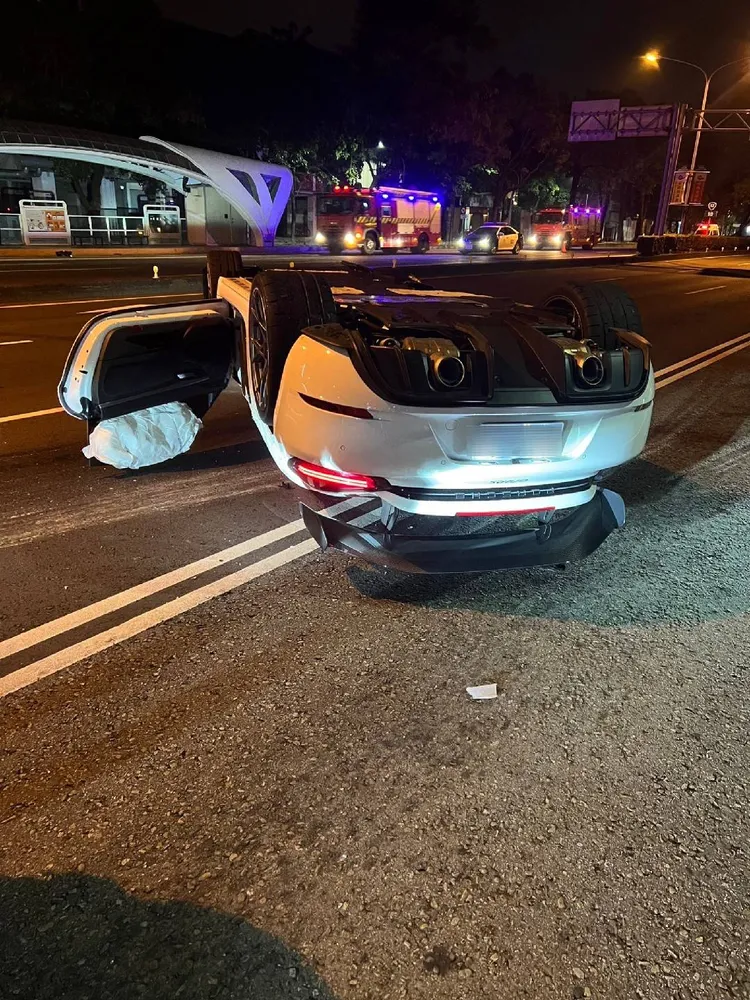 要價720萬元的Porsche 718 Cayman GT4 RS跑車，四輪朝天橫躺在台灣大道。民眾提供