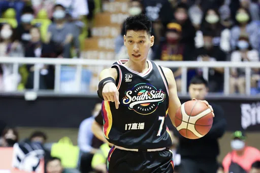 「台版藤真」就是你?林書豪暫停時還講戰術 鄭志龍:大家注意聽!