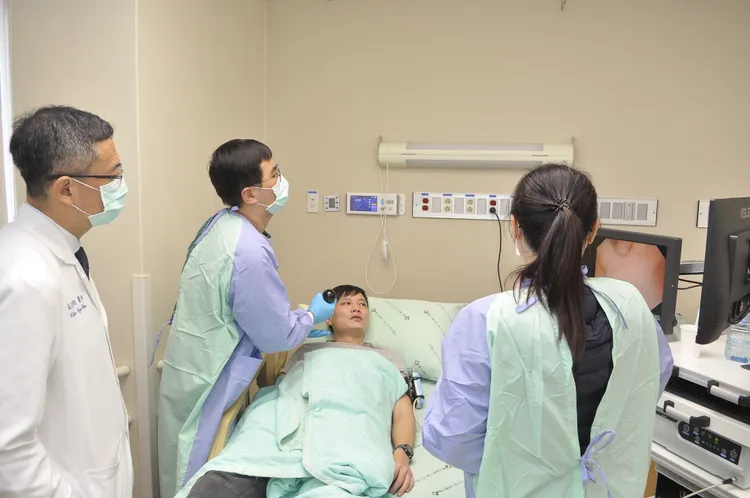 來自香港的劉氏兄弟接受膠囊內視鏡檢查，全程不用麻醉。萬芳醫院提供