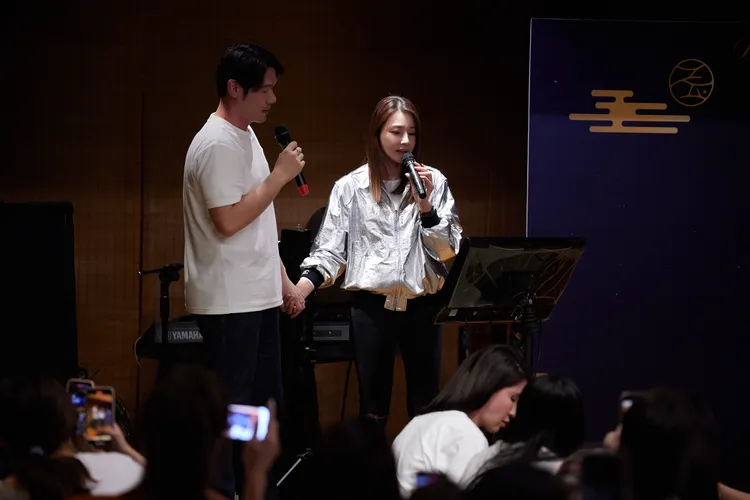 陳怡蓉（右）和薛博仁牽手合唱。聖緹雅醫療集團提供