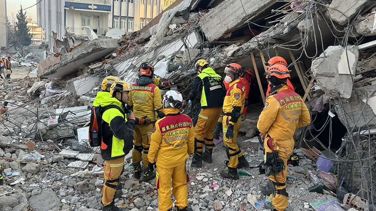 台灣隊第一時間前往土耳其搜救。翻攝林右昌臉書