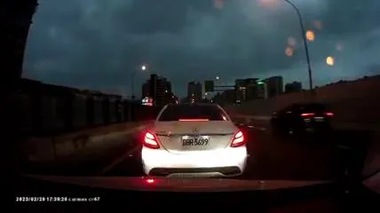 賓士車將民眾車輛攔停。翻攝自臉書社團爆料公社