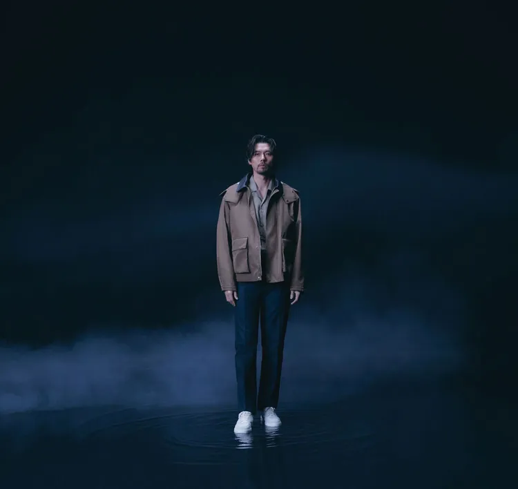 玄彬換穿數套Loro Piana春夏服飾造型，以沈默省思的舉止行動與迷樣深意的眼神，詮釋義式型男著衣風貌。品牌提供