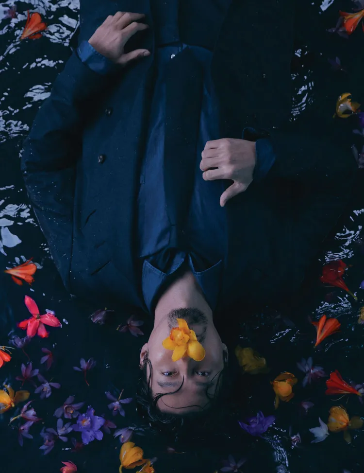 Loro Piana春夏形象廣告以充滿陽剛氣息的造型與柔和氛圍營造出鮮明對比，凸顯玄彬的迷人魅力。品牌提供