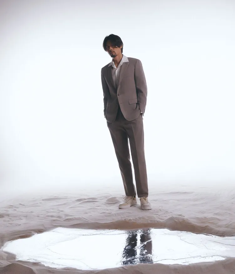 玄彬演繹Loro Piana全新2023春夏系列形象廣告。品牌提供