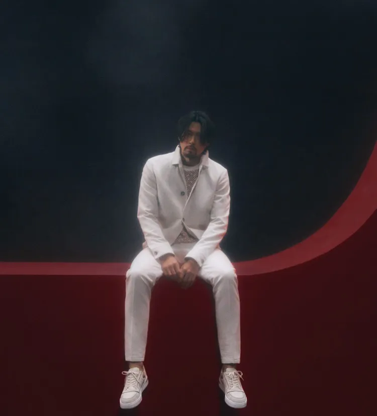 玄彬換穿數套Loro Piana春夏服飾造型，以沈默省思的舉止行動與迷樣深意的眼神，詮釋義式型男著衣風貌。品牌提供