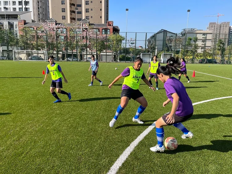 女足球員展現精湛球技。柏文健康事業提供