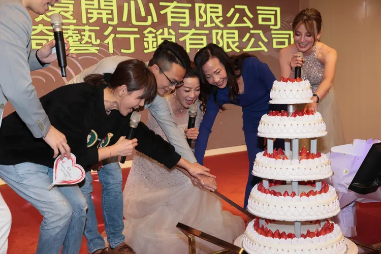 眾人一起為楊繡惠切蛋糕。彭欣偉攝